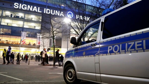 Έκρηξη τριών «εκρηκτικών μηχανισμών» στο λεωφορείο της Ντόρτμουντ. Αναβάλλεται για αύριο ο αγώνας