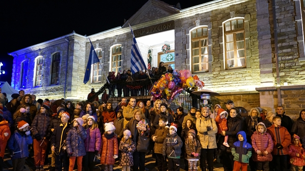 Γεμάτη λάμψη η γιορτή για το άναμμα του Χριστουγεννιάτικου δέντρου στον Πολύγυρο