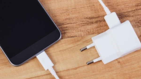 Η ΕΕ επιβάλλει τον ενιαίο φορτιστή για όλα τα smartphones και τις άλλες φορητές ηλεκτρονικές συσκευές