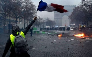 Γαλλία-κίτρινα γιλέκα: Συμπλοκές στο Παρίσι, αποκλεισμοί δρόμων σε όλη τη χώρα