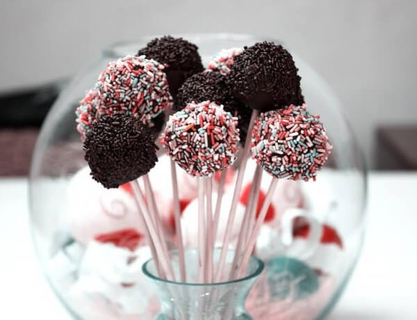 Cake pops με βασιλόπιτα, κουραμπιέ, και μελομακάρονο