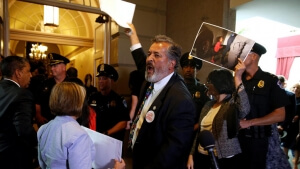 «Σταματήστε να χωρίζετε τα παιδιά!» φώναξαν δημοκρατικοί προς τον πρόεδρο Τραμπ, ο οποίος στράφηκε και ένευσε χαμογελώντας στις κάμερες