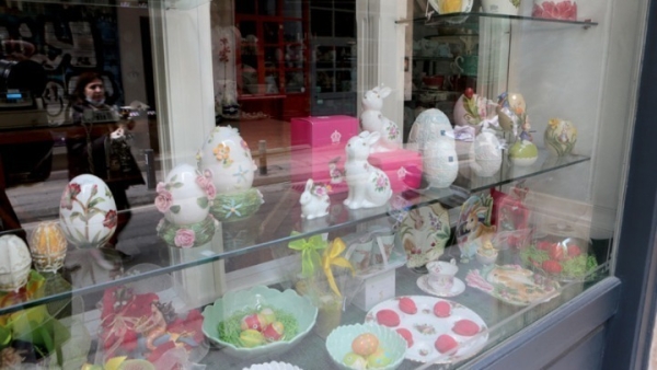 Εορταστικό ωράριο από σήμερα στα καταστήματα ενόψει Πάσχα