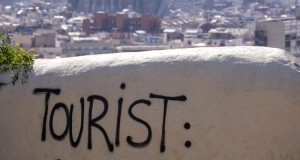 «Δεν είστε ευπρόσδεκτοι»: κάτοικοι τουριστικών προορισμών απορρίπτουν τον μαζικό τουρισμό