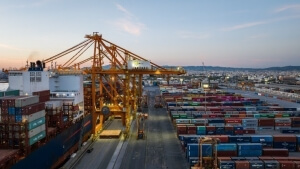 Συγκρατημένα αισιόδοξοι οι Έλληνες εξαγωγείς μετά τους δασμούς Τραμπ