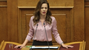 Τροπολογία για επιτάχυνση της διαδικασίας για την αύξηση του κατώτατου μισθού θα εισηγηθεί στη Βουλή η υπουργός Εργασίας Έ. Αχτσιόγλου