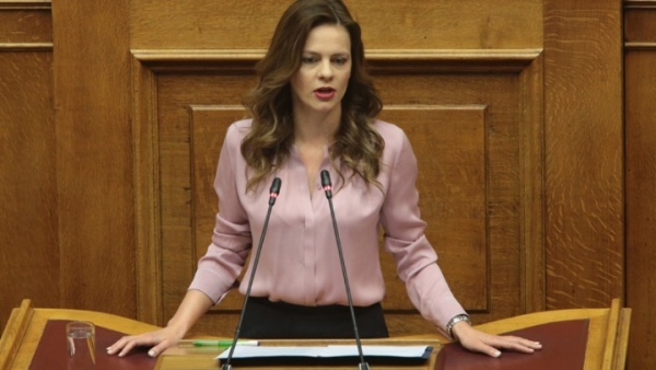 Τροπολογία για επιτάχυνση της διαδικασίας για την αύξηση του κατώτατου μισθού θα εισηγηθεί στη Βουλή η υπουργός Εργασίας Έ. Αχτσιόγλου