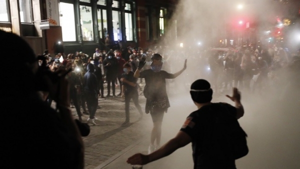 ΗΠΑ - θάνατος Τζ. Φλόιντ: Δακρυγόνα μπροστά στον Λευκό Οίκο, λεηλασίες στη Σάντα Μόνικα