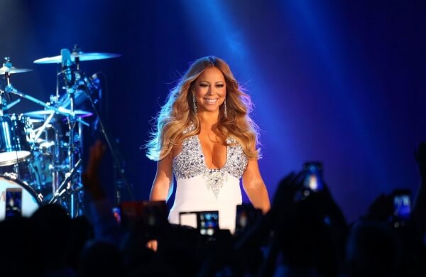 Η Μαράια Κάρεϊ "ψηφίζει" Ελλάδα