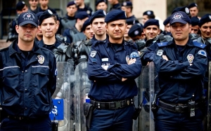 Τουρκία: Ακόμη 6.000 αστυνομικοί, κρατικοί λειτουργοί και ακαδημαϊκοί απαλλάχθηκαν από τα καθήκοντα τους