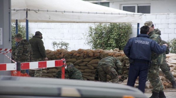 Σε δομές φιλοξενίας μεταφέρονται από το ΕΚΑΒ άτομα που ανήκουν σε ευπαθείς ομάδες έως την λήξη της επιχείρησης