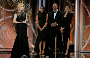 ΧΡΥΣΕΣ ΣΦΑΙΡΕΣ: κόκκινο χαλί με μαύρο χρώμα