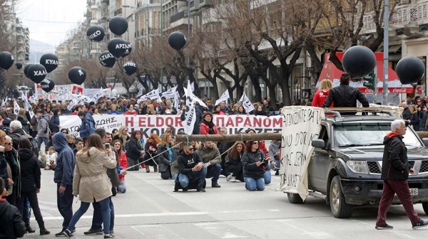Συγκέντρωση και πορεία διαμαρτυρίας στο κέντρο της Θεσσαλονίκης από μέλη της Επιτροπής Αγώνα κατά της εξόρυξης χρυσού στις Σκουριές Χαλκιδικής. Θεσσαλονίκη, Σάββατο 11 Μαρτίου 2017.