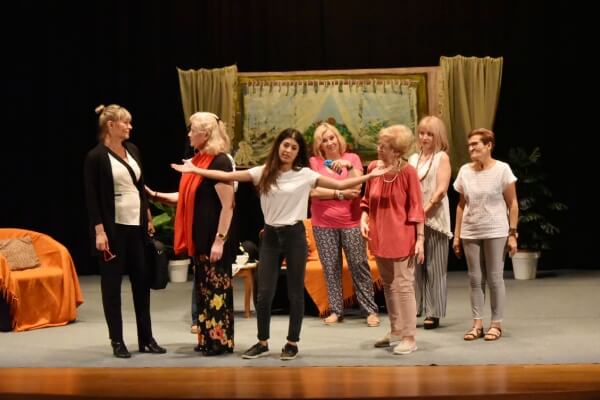 ‘Κάποιος να τις μαζέψει!!’ της Ζωής Στερικλή στο Πολιτιστικό Κέντρο Ν. Τρίγλιας