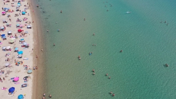 Στην έναρξη της τουριστικής σεζόν στην Ελλάδα επικεντρώνονται τα ξένα μέσα ενημέρωσης