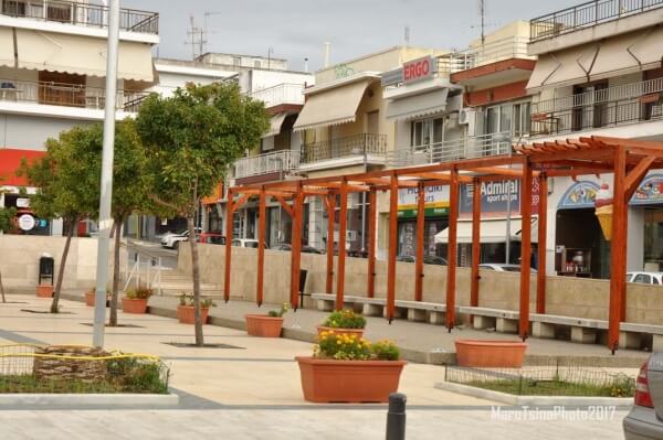 Κατασκευή ξύλινης πέργκολας στην Κεντρική πλατεία Ν.Μουδανιών