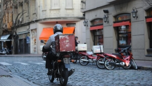 Μοτοπορεία από τους διανομείς φαγητού στο κέντρο της Θεσσαλονίκης