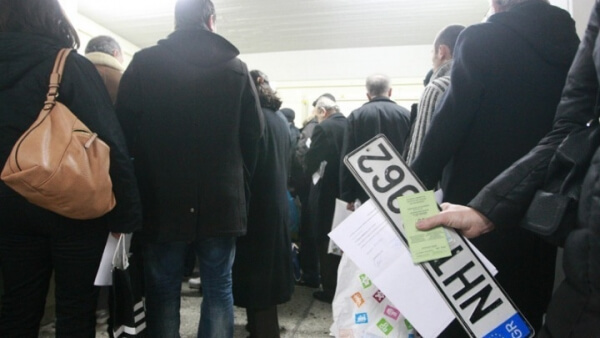 Επιστρέφονται για τις γιορτές οι πινακίδες κυκλοφορίας