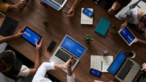 Η αύξηση της απασχόλησης παγκοσμίως θα μειωθεί φέτος στο ήμισυ