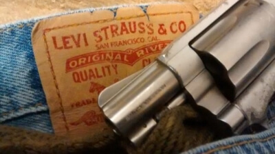 Παράκληση από την εταιρεία τζιν Levi Strauss, "Αφήστε τα όπλα σας στο σπίτι πριν έρθετε να ψωνίσετε"