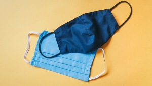 Μια υφασμάτινη πάνω από τη χειρουργική μάσκα αυξάνει έως το 80% την προστασία από τα σωματίδια του κορονοϊού