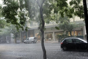 Θεσσαλονίκη: Πλημμύρες και εγκλωβισμοί από την πολύωρη βροχόπτωση