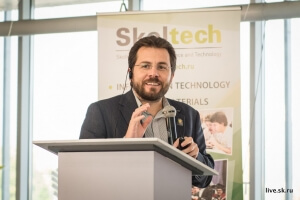 Έλληνας επιστήμονας του εξωτερικού προτείνει ένα νέο είδος υπερυπολογιστή που θα βασίζεται σε «μαγική σκόνη» από φως και ύλη