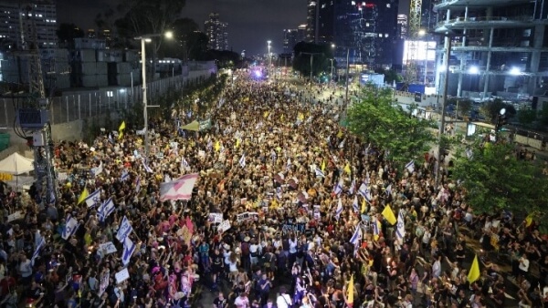 Τελ Αβίβ: Μαζικές διαδηλώσεις κατά της κατάκτησης της Γάζας – Απαίτηση για απελευθέρωση ομήρων