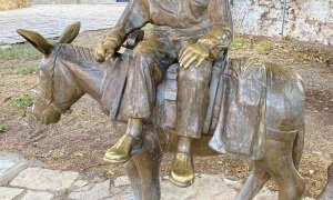 Στην Έδεσσα ο γάϊδαρος έγινε άγαλμα και στη “Γαϊδουροχώρα” μάθημα συμπεριφοράς σε μαθητές