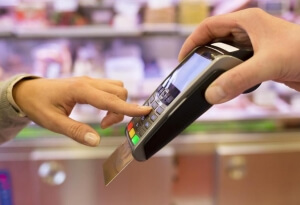 Έρευνα ΕΣΕΕ: Περίπου οι 2 στους 3 Έλληνες (68%) χρησιμοποιούν σήμερα «πλαστικό χρήμα»