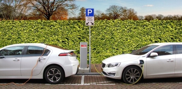 Το πλάνο των κατασκευαστών για την επόμενη φάση είναι τα καινούρια αυτοκίνητα να «μπαίνουν στην πρίζα»