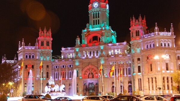 Υπό δρακόντεια μέτρα ασφαλείας, οι τρεις μάγοι παρέλασαν στους δρόμους της Μαδρίτης