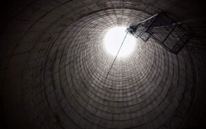 Παγκόσμια κινεζική πατέντα με μια γιγάντια καμινάδα που άρχισε να καθαρίζει τον αέρα της πόλης