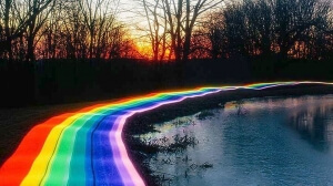 Ένα ουράνιο τόξο ελίσσεται στο έδαφος