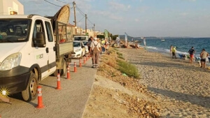 Συνεχίζεται η απομάκρυνση ομπρελών και εξοπλισμού από τις παραλίες του Δ. Κασσάνδρας