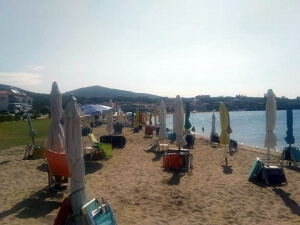 Ο Δήμος Πολυγύρου απομακρύνει παράνομα τοποθετημένες στον αιγιαλό ομπρέλες και ξαπλώστρες