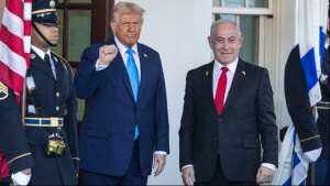 Η κυβέρνηση των ΗΠΑ προσπαθεί να μετριάσει τις δηλώσεις Τραμπ για τη Γάζα