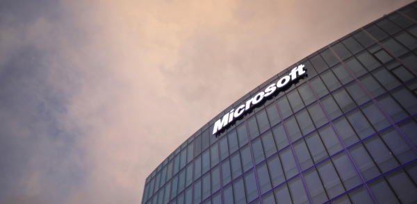 Microsoft: Τα έσοδα τριμήνου ξεπέρασαν τις προσδοκίες χάρη στη μεγάλη ζήτηση τεχνολογικών λύσεων για την εργασία από το σπίτι