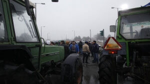 Σκληραίνουν τη στάση τους οι αγρότες