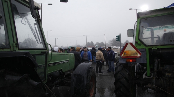 Σκληραίνουν τη στάση τους οι αγρότες