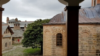 Τρία νέα κρούσματα σε σκήτη του Αγίου Όρους. Παραμένει στις Καρυές κλιμάκιο του ΕΟΔΥ