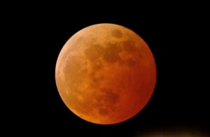 Ευρώπη-Αφρική-Ασία: Επιφωνήματα ενθουσιασμού από χιλιάδες πολίτες μόλις η "σούπερ σελήνη" εμφανίστηκε στον ουρανό