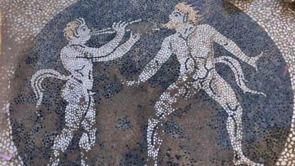 Αποκάλυψη βοτσαλωτού ψηφιδωτού δαπέδου με παράσταση Σατύρων στην Ερέτρια