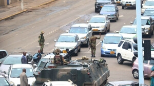 Ζιμπάμπουε: Ο Μουγκάμπε ανθίσταται στις πιέσεις του στρατού να φύγει από τη χώρα. Ο επικεφαλής της αντιπολίτευσης επέστρεψε στη Χαράρε