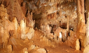Η Π.Κ.Μ. προχωρά στην ανάδειξη του σπηλαίου των Πετραλώνων και στην αναβάθμιση των υποδομών του μέσω ΕΣΠΑ