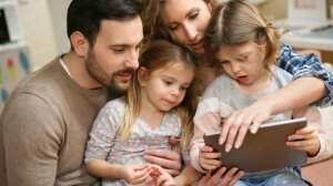 Γονείς, παιδιά και κορονοϊός: ένας δύσκολος γρίφος