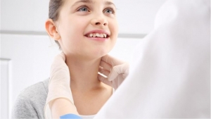 Ανώφελη και περιττή η αφαίρεση των αμυγδαλών για τα επτά παιδιά στα οκτώ, δείχνει μια νέα έρευνα