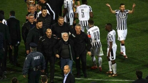 Το ακυρωθέν γκολ του Βαρέλα έβαλε φωτιά στο ΠΑΟΚ-ΑΕΚ, που διεκόπη και δεν ολοκληρώθηκε