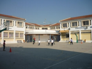 «Καλεί μαθητές να βλέπουν ρατσιστικά βίντεο» καταγγέλλει η διευθύντρια δημοτικού σχολείου τον πρόεδρο του συλλόγου γονέων