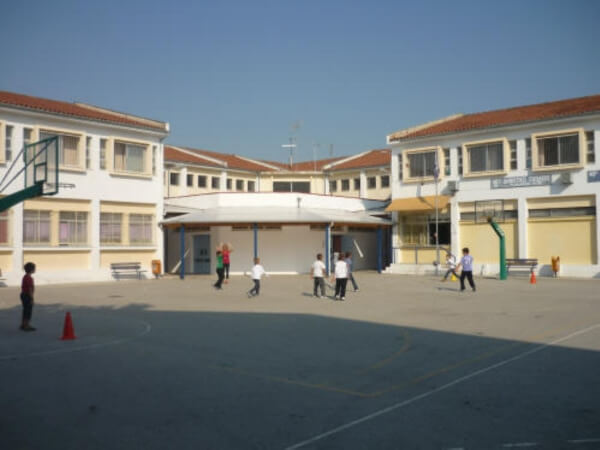 «Καλεί μαθητές να βλέπουν ρατσιστικά βίντεο» καταγγέλλει η διευθύντρια δημοτικού σχολείου τον πρόεδρο του συλλόγου γονέων